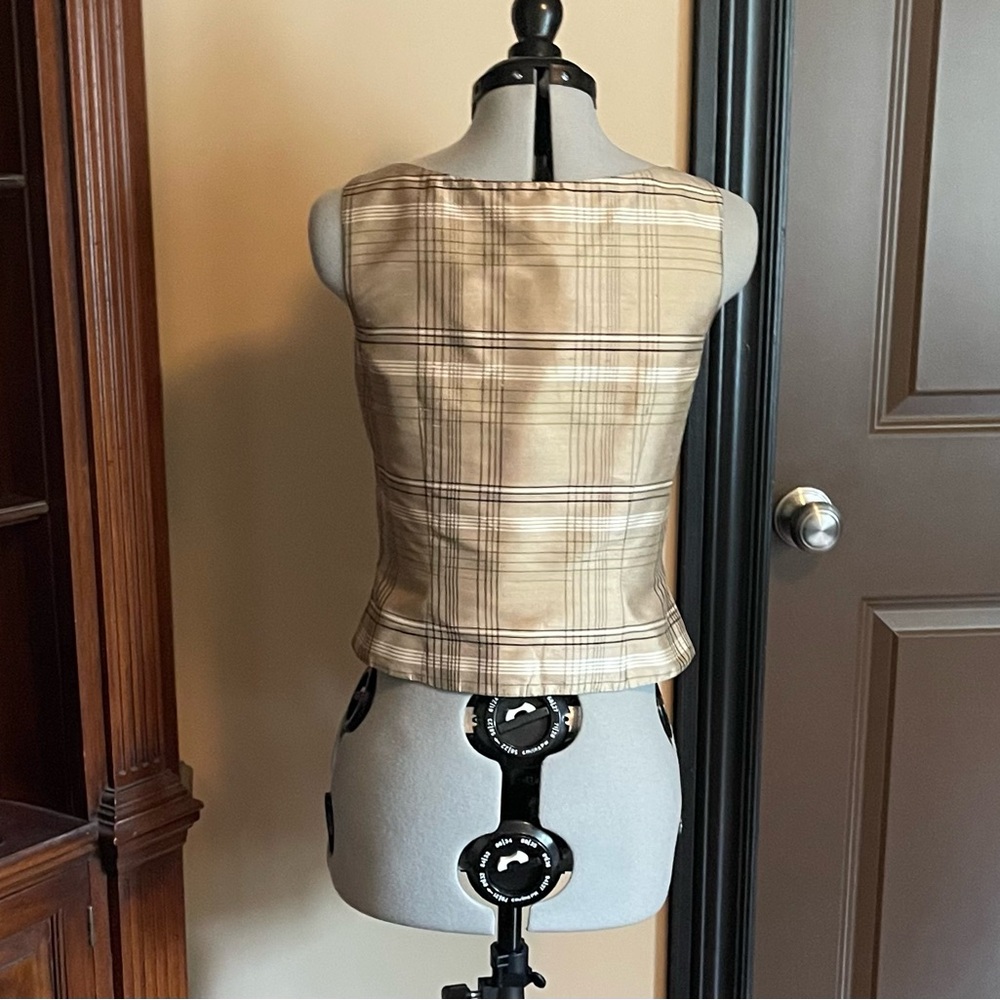 EUC Ann Taylor 100% Raw Silk Gold and Cream Fitted Sleeveless Crop Top - Picture 2 of 7